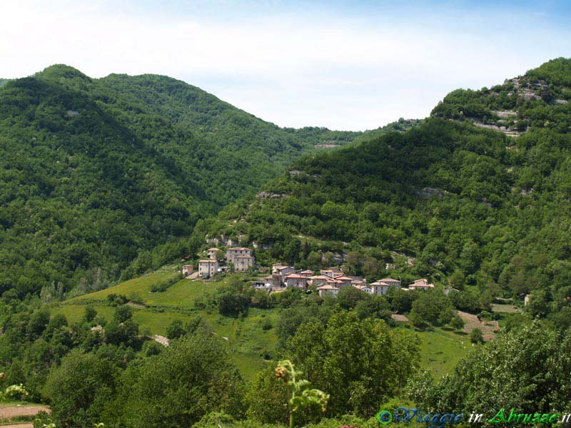 09-P5218889+.jpg - 09-P5218889+.jpg - Un piccolo borgo nello sconfinato territorio comunale di Valle Castellana (oltre 13.100 ettari).